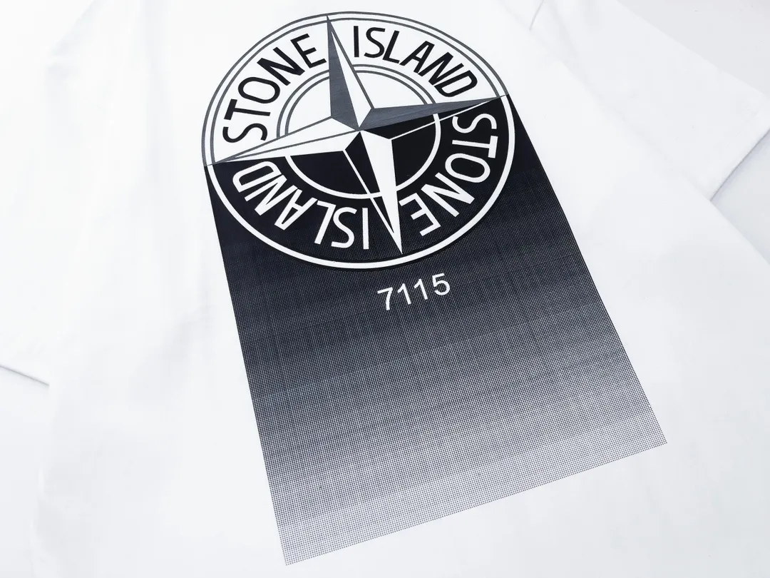 W630#P110💰 [Stone lsland/Stone Island summer new gradient compass print pattern short-sleeved T-shirt] ⚠️[Original creation with high control of details] - Made of 260 grams of combed cotton with 32-count double yarn, soft and comfortable to the touch, sweat-absorbent and breathable. - Simple, basic and versatile style, original single quality, the first choice for couples. - Made in a large factory, four needles and five threads on the shoulder, neat alignment, high quality workmanship. - Same style for men and women. Very versatile, one piece for everyone, details are clearly visible. Color: Black White Size: M L